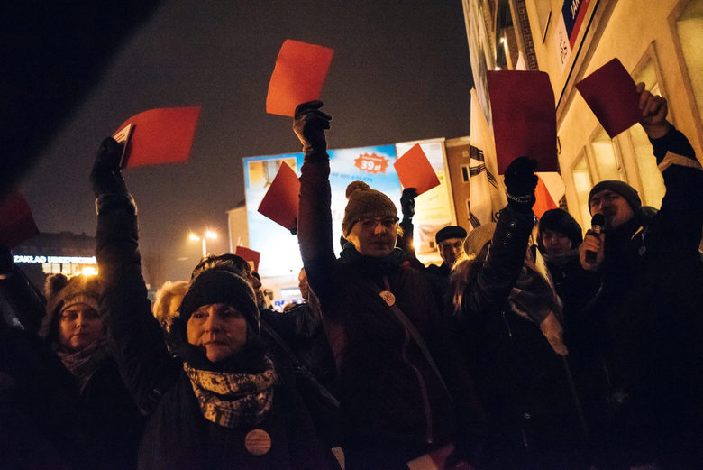 Парламентът във Варшава е блокиран от многохиляден протест за свобода на медиите