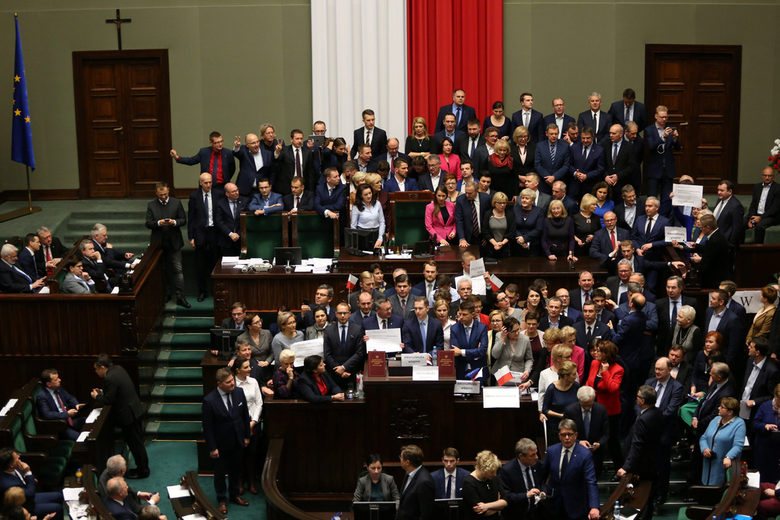 Парламентът във Варшава е блокиран от многохиляден протест за свобода на медиите