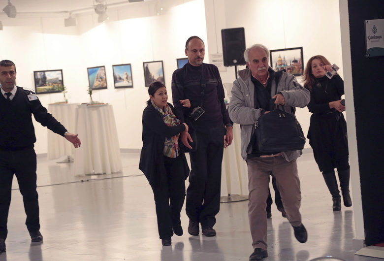 Фотографът, който засне убийството на руския посланик в Турция: Един живот изчезна пред очите ми Фотографът, който засне убийството на руския посланик в Турция: Един живот изчезна пред очите ми