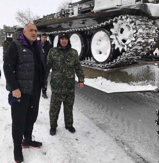 Премиерът в оставка Бойко Борисов пристигна по спешност в Айтос, където пътната обстановка остава най-сложна. Стотици коли стояха блокирани цяла нощ по пътя Карнобат-Айтос, но днес по обед те бяха изтеглени и движението беше възстановено.