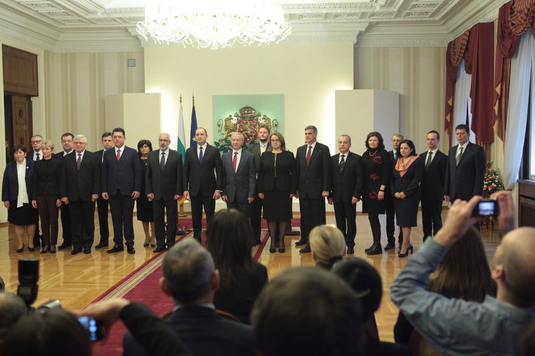 Президентът Румен Радев представи служебния кабинет, който поема властта днес.