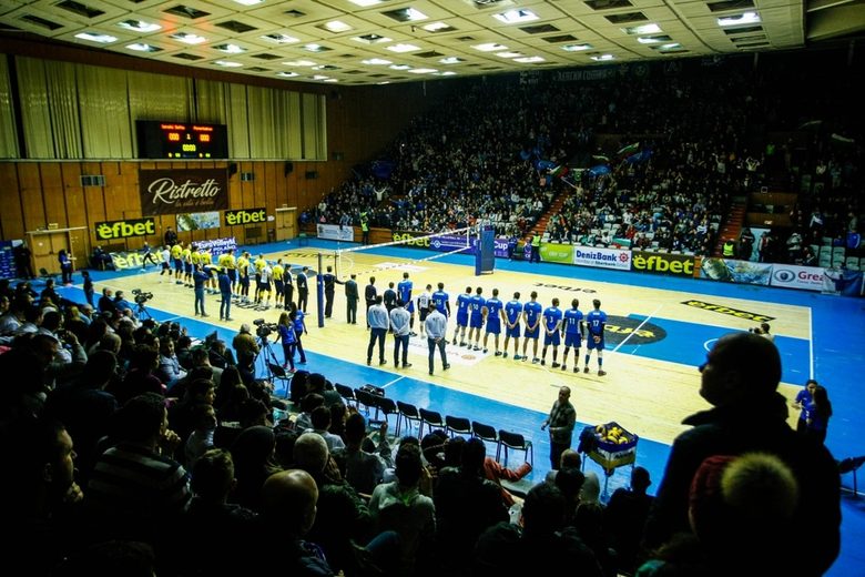 Мачът се игра пред около 2000 зрители в зала "Универсиада"