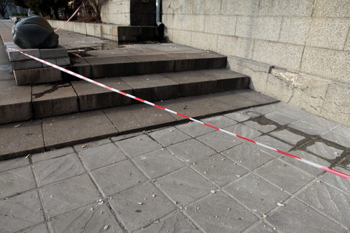 Тротоарът пред галерията е частично ограден, за да не пострадат пешеходци.