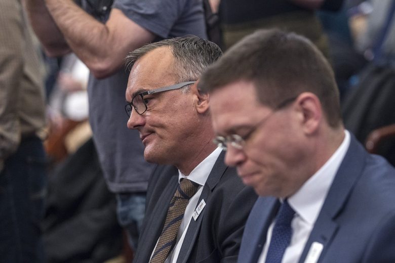 Президентът на унгарския олимпийски комитет Жолт Боркал (вляво) и председателят на кандидатурата на Букурещ 2024 Балаш Фуржеш (вдясно) по време на вчерашната общинска сесия