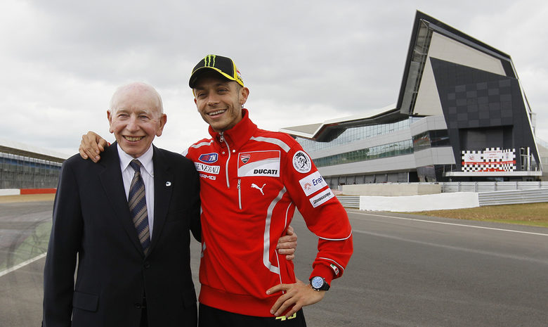 Съртис позира за снимка със седемкратния шампион в MotoGP Валентино Роси през 2011 г.