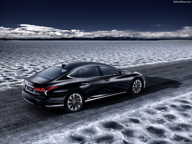 Новият "Лексус" LS 500h ще заобикаля сам пешеходците