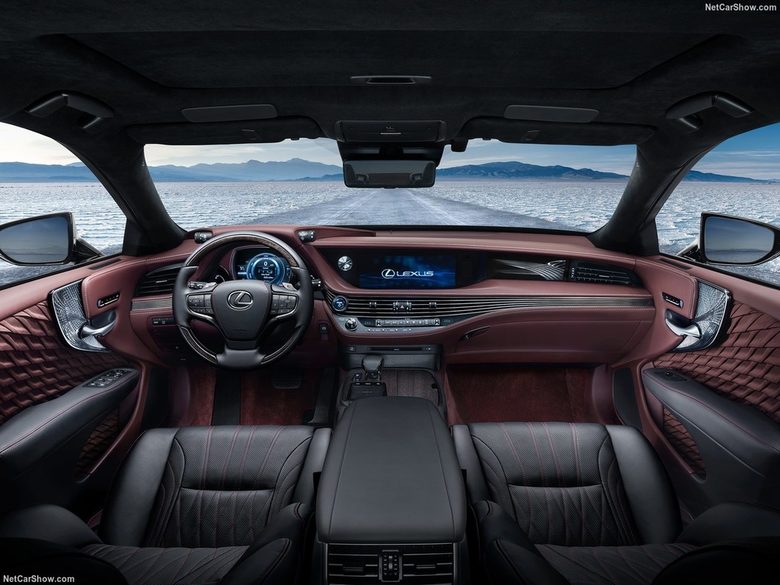 Новият "Лексус" LS 500h ще заобикаля сам пешеходците