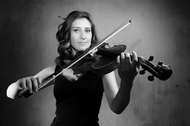 Българката в 12 Ensemble - виолистката Елица Богданова, е магистър от Училището за музика и театър "Гилдхол" в Лондон по съвременна и барокова виола. От 2012г. свири в барокови и съвременни ансамлби. Концертирала е някои от най-престижните зали във Великобритания като "Роял Албърт хол", катедралата на Кентърбъри, "Кадоган хол" и "Уигмор хол".