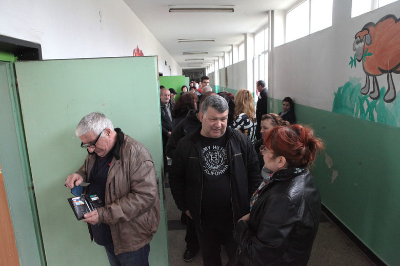 В ранния следобед пред секциите в София започнаха да се струпват опашки.