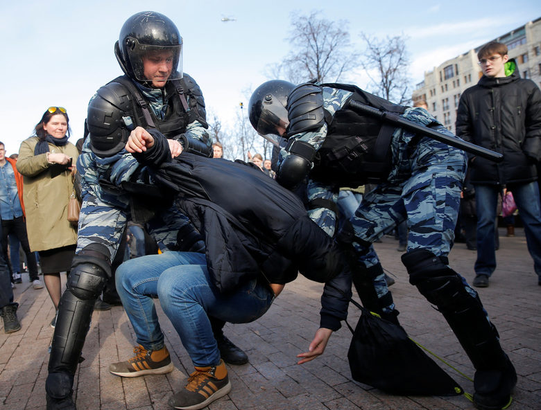 Стотици са арестувани в Русия в протести срещу корупицята