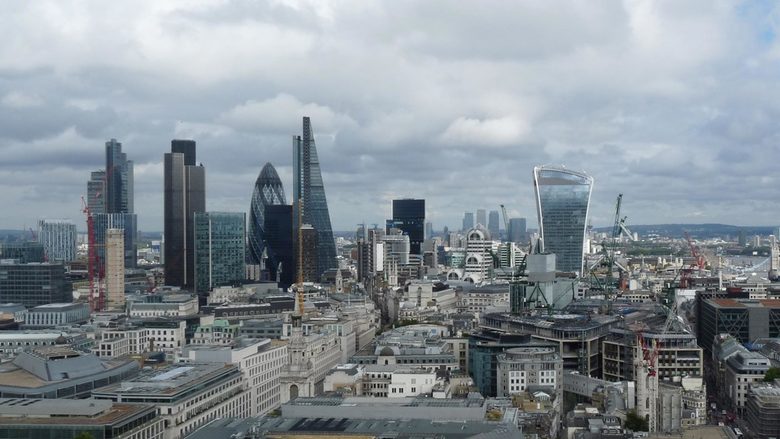 През 2015 т.нар. Walkie Talkie (небостъргачът най-вдясно на снимката) в Лондон, на същия архитект Виньоли, е определен за най-лошата сграда във Великобритания. И с право