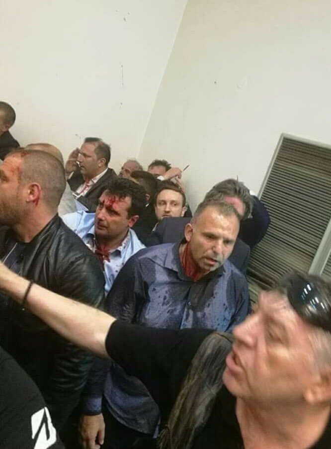 Протестиращи нахлуха в македонския парламент заради избора на албанец за председател, има ранени депутати Протестиращи нахлуха в македонския парламент заради избора на албанец за председател, има ранени депутати