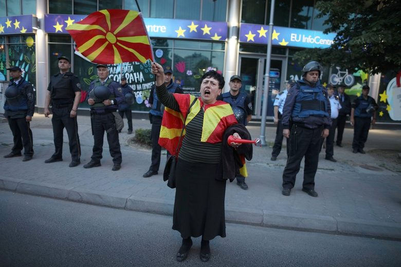 В петък група националисти се преместиха пред информационното бюро на ЕС в Скопие.
