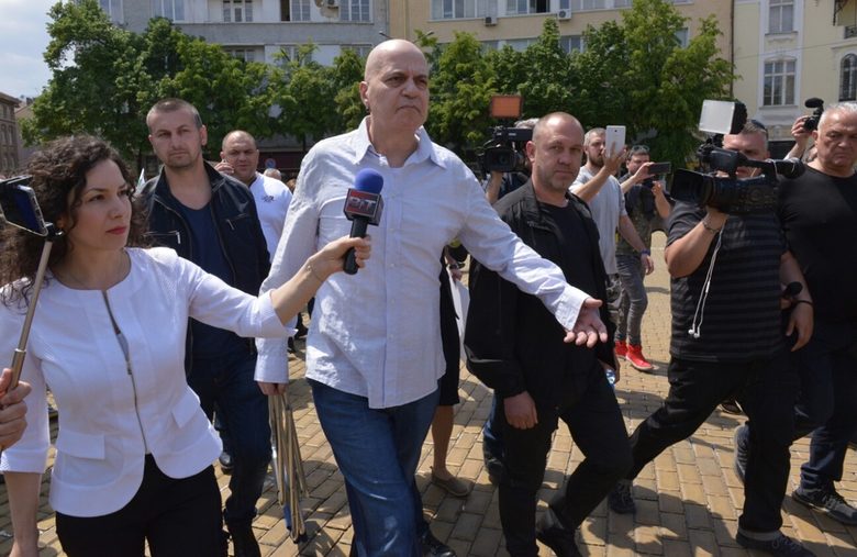 Слави Трифонов седна на протест пред парламента с "граждански амбиции" (обновена)