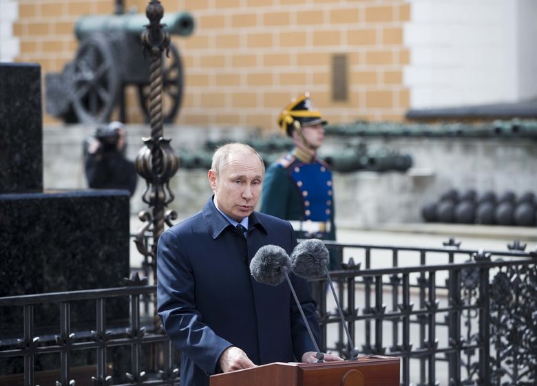 Снимка на деня: Путин откри възстановен паметник, съборен лично от Ленин