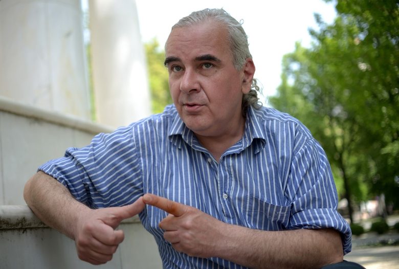 Любиша Станкович е един от петимата журналисти, които остават на работа в независимия в позициите си "Утрински весник", след като издателят му (собственик и на близкия до управляващите "Дневник") осъществява дългогодишните си планове да спре хартиеното издание. Няколко десетки журналисти остават без работа. Любиша Станкович е един от петимата журналисти, които остават на работа в независимия в позициите си "Утрински весник", след като издателят му (собственик и на близкия до управляващите "Дневник") осъществява дългогодишните си планове да спре хартиеното издание. Няколко десетки журналисти остават без работа.