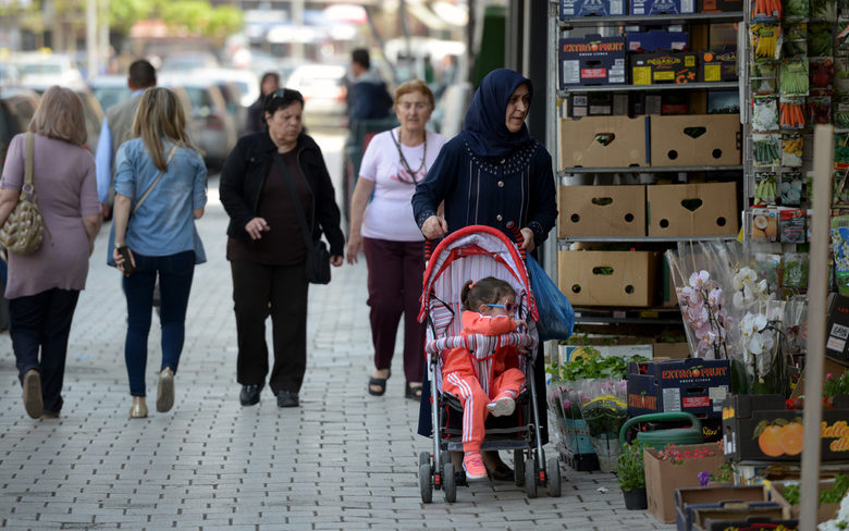 Кадър от Тетово. Албанците вече имат на местно ниво права като употреба на език; "не виждам как правата им" ще бъдат утвърждавани по-нататък, ако те вече "са по-добре представени в това общество," казва Трошановски. "В тази област (Северна) Македония е далеч пред всички в региона."
