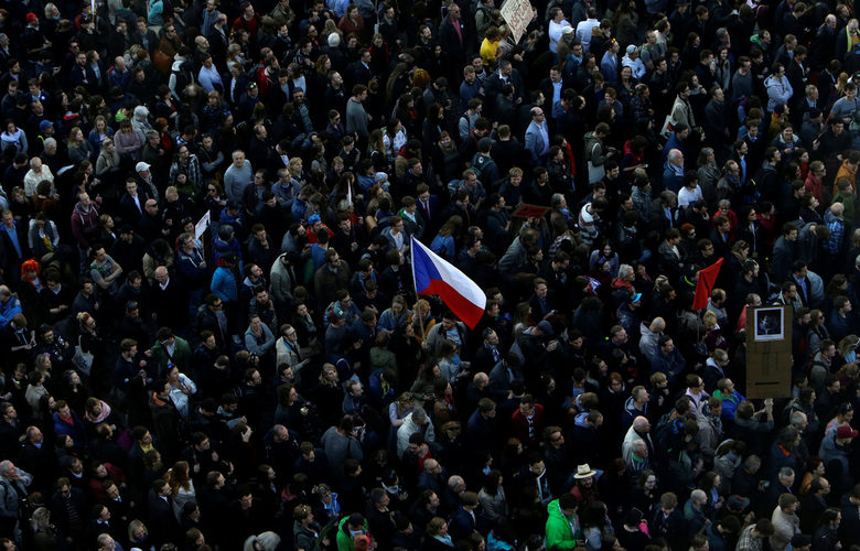 Хиляди протестираха в Прага срещу президента и финансовия министър