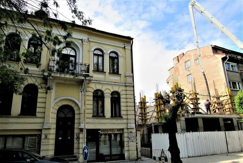 Заплаха над красавицата, "Искър"