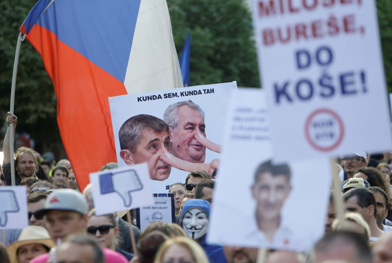 В Чехия не спират протестите срещу президента и финансовия министър В Чехия не спират протестите срещу президента и финансовия министър