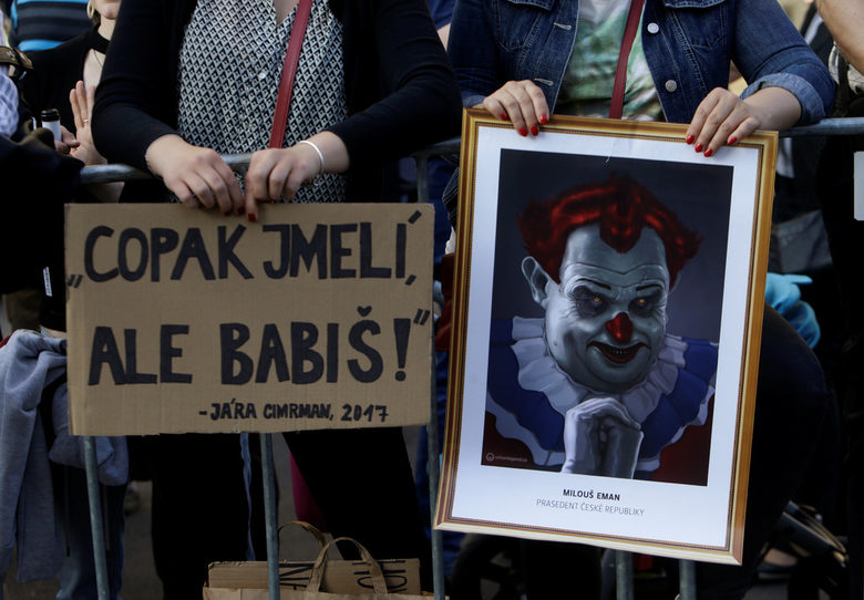 В Чехия не спират протестите срещу президента и финансовия министър В Чехия не спират протестите срещу президента и финансовия министър