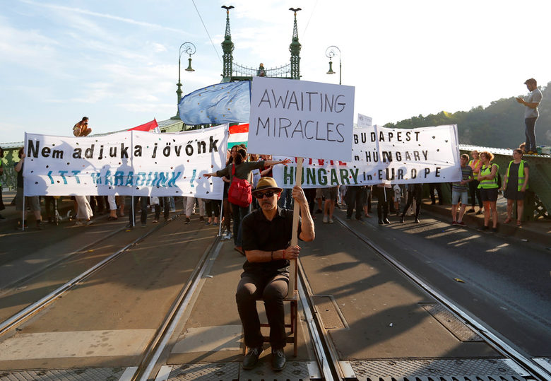 С лозунги "Унгария - в Европа" хиляди протестираха в Будапеща С лозунги "Унгария - в Европа" хиляди протестираха в Будапеща