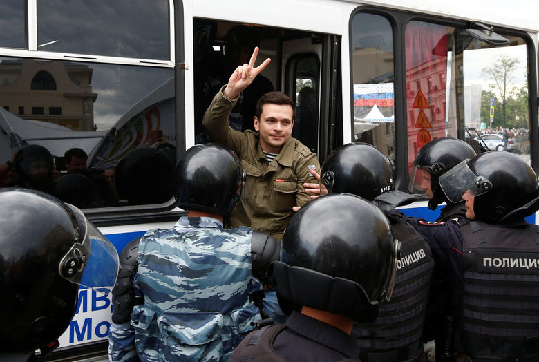 Иля Яшин, друг опозиционен лидер, също беше задържан в центъра на Москва.