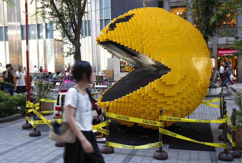 "Скулптура" на героя от култовата игра Pac-Man в Токио. Властите в Анкара преди време заявиха, че основната цел в играта е преследване на забулени мюсюлманки. "Скулптура" на героя от култовата игра Pac-Man в Токио. Властите в Анкара преди време заявиха, че основната цел в играта е преследване на забулени мюсюлманки.