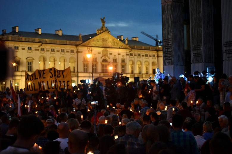 Протест срещу реформите в съдебната система пред Върховния съд във Варшава. Протест срещу реформите в съдебната система пред Върховния съд във Варшава.