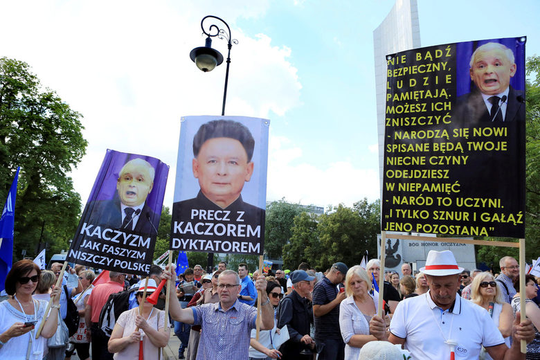 С призиви "Долу, паток!" хиляди протестираха в Полша срещу съдебната реформа С призиви "Долу, паток!" хиляди протестираха в Полша срещу съдебната реформа