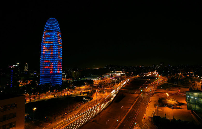 Кулата Агбар в Барселона е осветена от надпис "EMA BCN", като презентация на кандидатурата на Испания за домакин на агенцията.