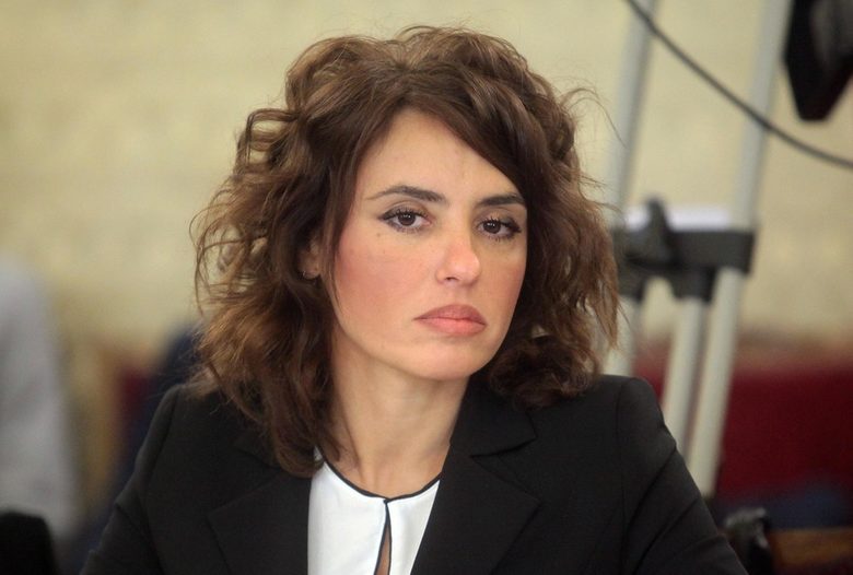 Калина Чапкънова е номинация на ГЕРБ. Тя е ръководител на Окръжната прокуратура в Бургас.