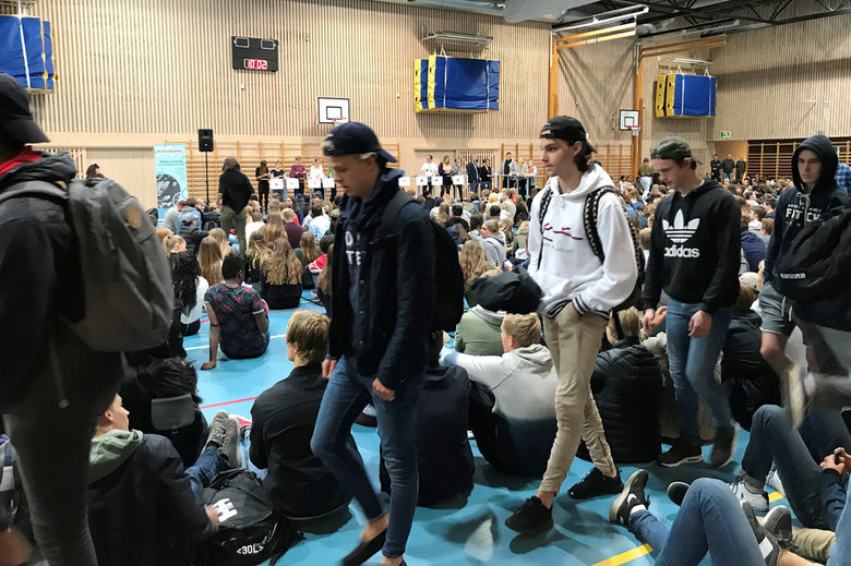 Ученици пристигнат на предизборен дебат.