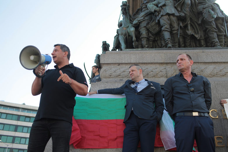 Атлетични младежи опитаха да провалят протест за оставка на правителството