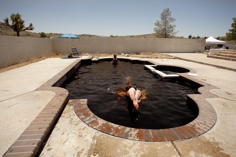Инсталацията Flat Desert Cola Pool на Майк Буше в Калифорния