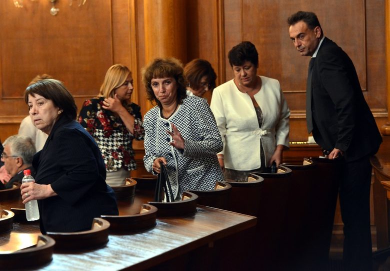 След като депутатите гласуваха допускането на кандидатите в залата, председателя на парламента Димитър Главчев заяви: "Пуснете лицата в залата"