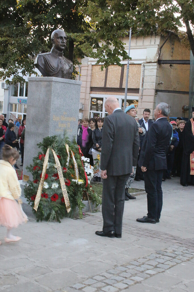 Симеон Сакскобургготски и Валери Симеонов поднесоха цветя.