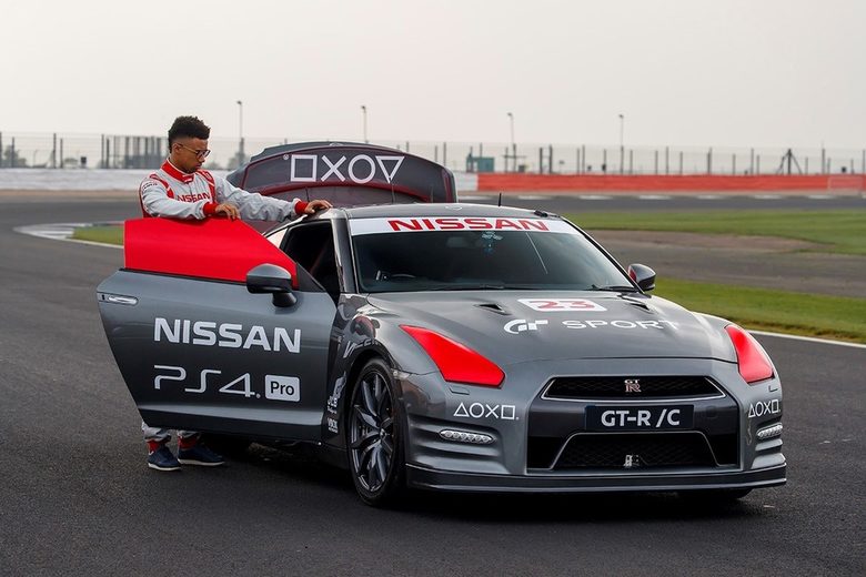 "Нисан" GT-R обиколи "Силвърстоун", управляван с джойстик за "Плейстейшън" (видео)
