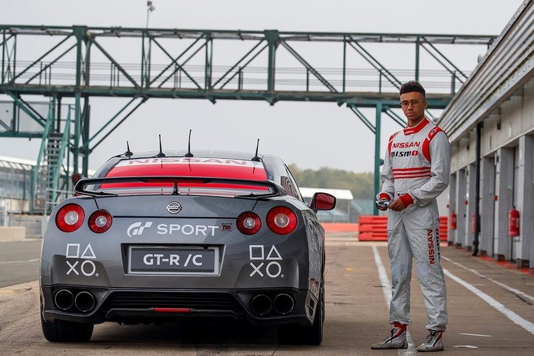 "Нисан" GT-R обиколи "Силвърстоун", управляван с джойстик за "Плейстейшън" (видео)