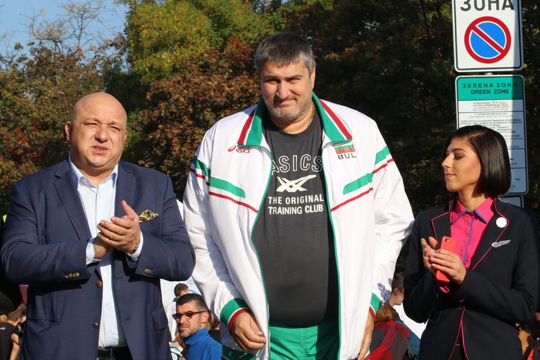 Министърът на спорта Красен Кралев и Любо Ганев дадоха начало на състезанието.