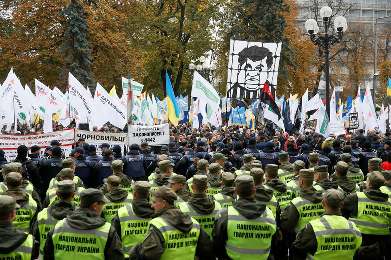 Хиляди протестираха в Украйна с искане на нов антикорупционен закон
