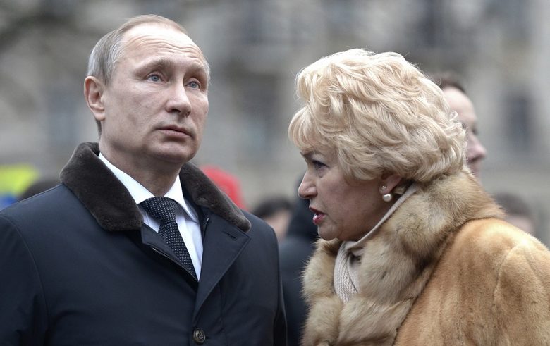 Владимир Путин и Людмила Нарусова, вдовицата на бившия кмет на Санкт Петербург (и някогашен началник на президента) Анатолий Собчак.