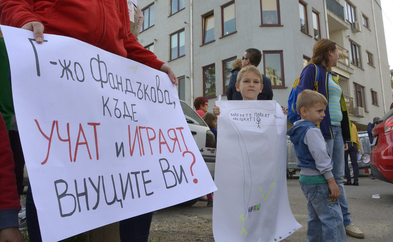 Протест под прозорците на Йорданка Фандъкова поиска зеленина и градини (допълнена)