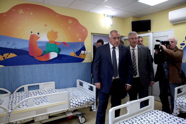 Премиерът Борисов и директорът на болницата Асен Балтов в една от стаите Премиерът Борисов и директорът на болницата Асен Балтов в една от стаите