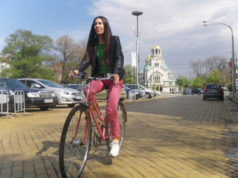 Радостина Маринова на колело в центъра на столицата