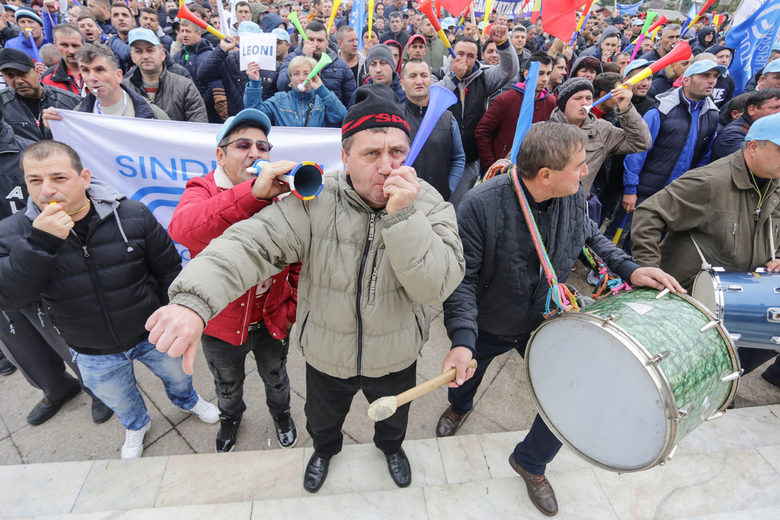 Хиляди румънци от "Дачия" протестираха срещу увеличаване на социалните осигуровки