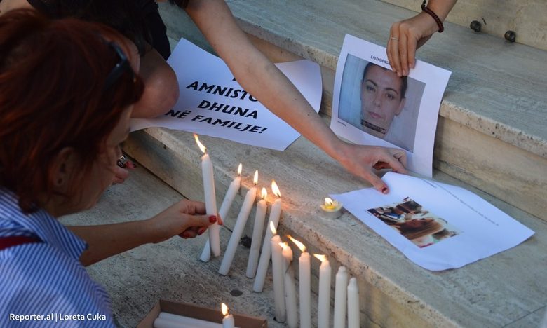 Активисти палят свещи в Тирана в памет на Филдезе Хафизи, албанска съдийка, убита от бившия си съпруг, след години на предполагаеми заплахи.