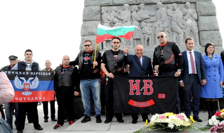 Областният председател на БСП в Пловдив Георги Гергов позира с рокери, които според сайта "Под тепето" са представители на "Нощните вълци", и с флага на сепаратистите в Източна Украйна