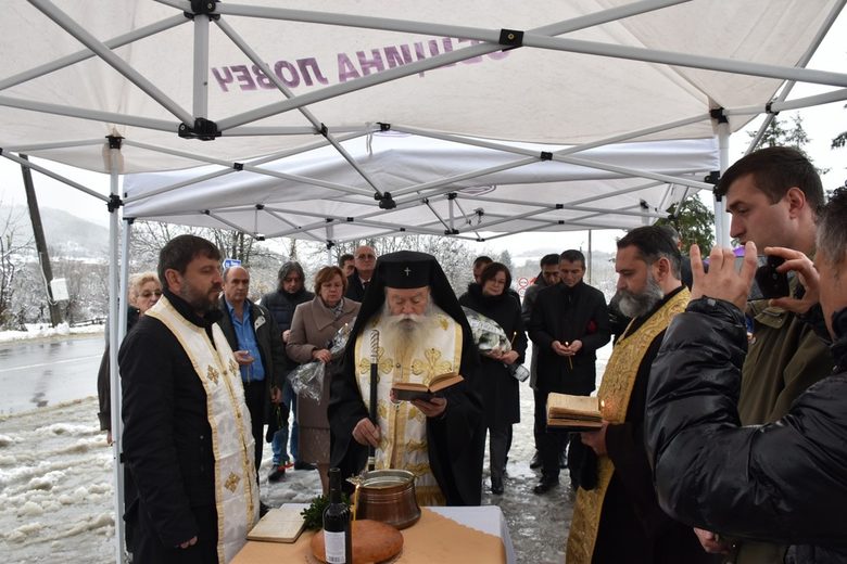 С водосвет Ловчанският митрополит гони злото от района на катастрофите при Микре