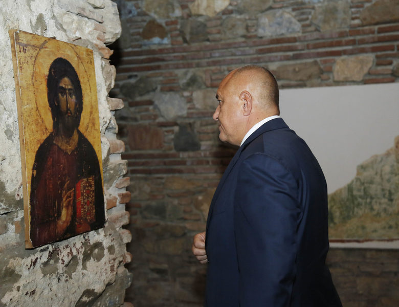 Срещата се състоя във Водочкия манастир, който премиерът Заев определя като едно от най-красивите места на родния му град Струмица.